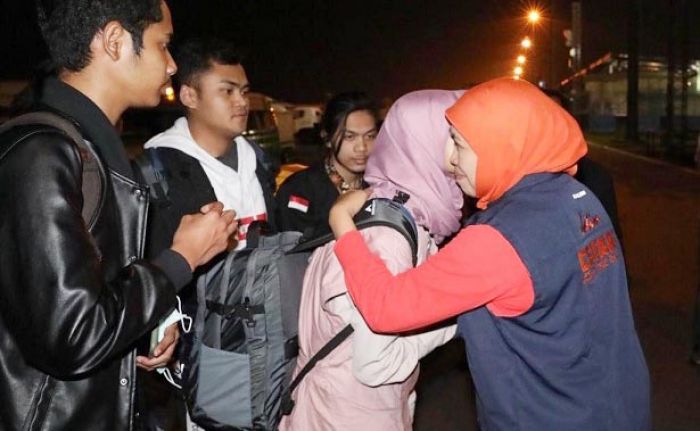 Gubernur Khofifah Sambut Langsung Kedatangan 60 Mahasiswa Jatim dari Natuna di Juanda Gubernur Khofifah Sambut Langsung Kedatangan 60 Mahasiswa Jatim dari Natuna di Juanda