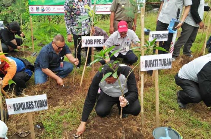 Hadiri Puncak Peringatan HPN RPS, Bupati Tuban Ikut Pengobatan Gratis dan Tanam Pohon