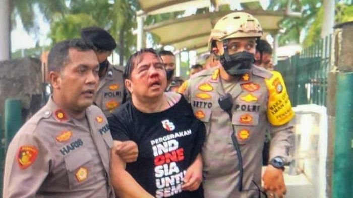 Ade Armando Dihajar Massa di DPR, Wajahnya Berlumuran Darah Ade Armando Dihajar Massa di DPR, Wajahnya Berlumuran Darah