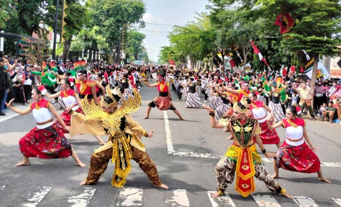 Ribuan Masyarakat Lintas Agama di Jombang Ikuti Tari Massal Ribuan Masyarakat Lintas Agama di Jombang Ikuti Tari Massal