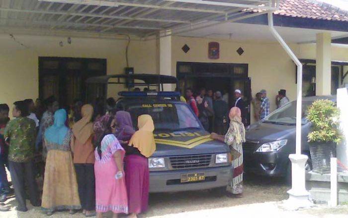 Warga Geruduk Polsek Saronggi Sumenep, Desak Penghina Kiai Ditangkap Warga Geruduk Polsek Saronggi Sumenep, Desak Penghina Kiai Ditangkap