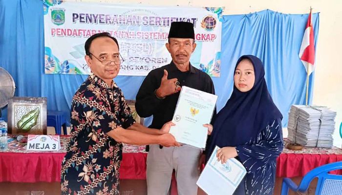 Kantah Kabupaten Pasuruan Serahkan 250 Sertifikat Tanah ke Warga Pekoren Kantah Kabupaten Pasuruan Serahkan 250 Sertifikat Tanah ke Warga Pekoren