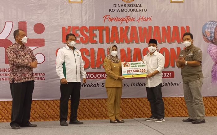 Baznas Jatim Salurkan Rp187,5 Juta untuk Bantu Bedah Rumah 15 Warga Dhuafa di Kota Mojokerto Baznas Jatim Salurkan Rp187,5 Juta untuk Bantu Bedah Rumah 15 Warga Dhuafa di Kota Mojokerto