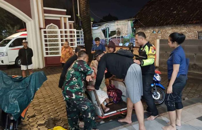 Polres Mojokerto Kota Evakuasi 15 Warga Terdampak Banjir Polres Mojokerto Kota Evakuasi 15 Warga Terdampak Banjir