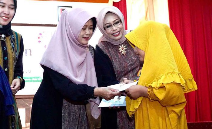 TP PKK Kota Pasuruan Santuni Ratusan Anak Yatim, Bunda Fatma: Jadikan Momentum ini untuk Berbagi TP PKK Kota Pasuruan Santuni Ratusan Anak Yatim, Bunda Fatma: Jadikan Momentum ini untuk Berbagi