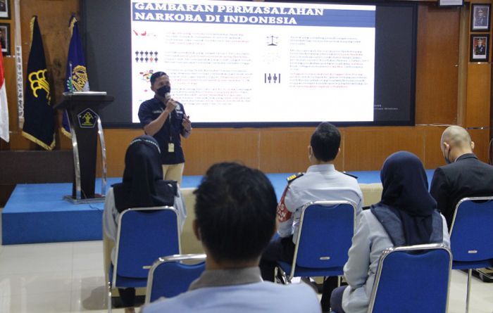 Kobarkan Perang Melawan Narkoba, Imigrasi Malang Hadirkan BNN untuk Tes Urine Seluruh Pegawai Kobarkan Perang Melawan Narkoba, Imigrasi Malang Hadirkan BNN untuk Tes Urine Seluruh Pegawai