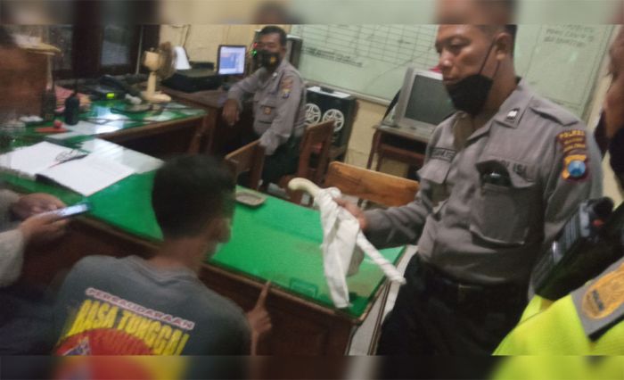 Razia Kamseltibcar Lantas, Polres Madiun Temukan Pengendara Bawa Sajam Razia Kamseltibcar Lantas, Polres Madiun Temukan Pengendara Bawa Sajam