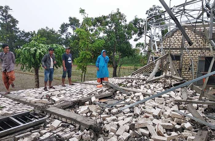 Puting Beliung Terjang Empat Desa di Tuban, Puluhan Rumah Rusak Parah Puting Beliung Terjang Empat Desa di Tuban, Puluhan Rumah Rusak Parah