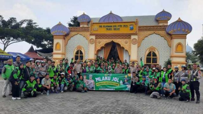 Polres Gresik Silaturahmi dan Ajak Makan Ratusan Driver Ojol dalam Kegiatan Mlaku Jol Polres Gresik Silaturahmi dan Ajak Makan Ratusan Driver Ojol dalam Kegiatan Mlaku Jol