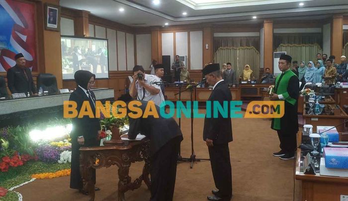 Nur Saidah Lantik Arif Rosyidi dan Mubin Jadi Anggota DPRD Gresik PAW