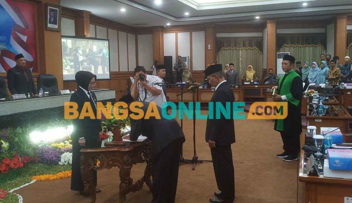 Nur Saidah Lantik Arif Rosyidi dan Mubin Jadi Anggota DPRD Gresik PAW Nur Saidah Lantik Arif Rosyidi dan Mubin Jadi Anggota DPRD Gresik PAW