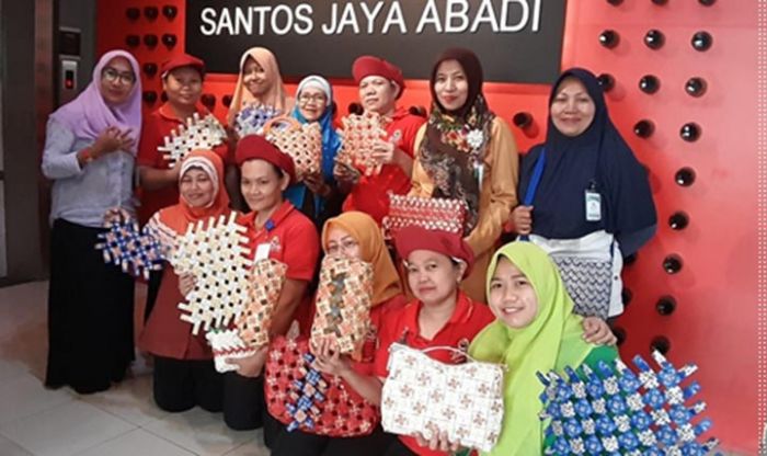 Melalui Program Creative Ecopreneur, PT Santos Jaya Abadi Ubah Sampah Plastik Jadi Rupiah Melalui Program Creative Ecopreneur, PT Santos Jaya Abadi Ubah Sampah Plastik Jadi Rupiah