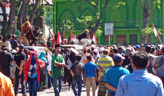 Ketua DPRD Gresik Sempat Datangi Warga untuk Nego, Bongkar Muat Batu Bara Tetap Tak Diizinkan Ketua DPRD Gresik Sempat Datangi Warga untuk Nego, Bongkar Muat Batu Bara Tetap Tak Diizinkan