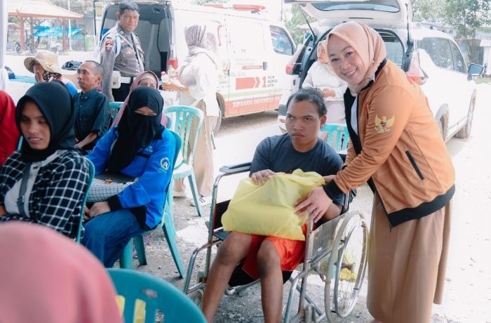Anggota Komisi I DPRD Tuban Rayakan HUT Gerindra ke-17 Bersama Penyandang Disabilitas Anggota Komisi I DPRD Tuban Rayakan HUT Gerindra ke-17 Bersama Penyandang Disabilitas