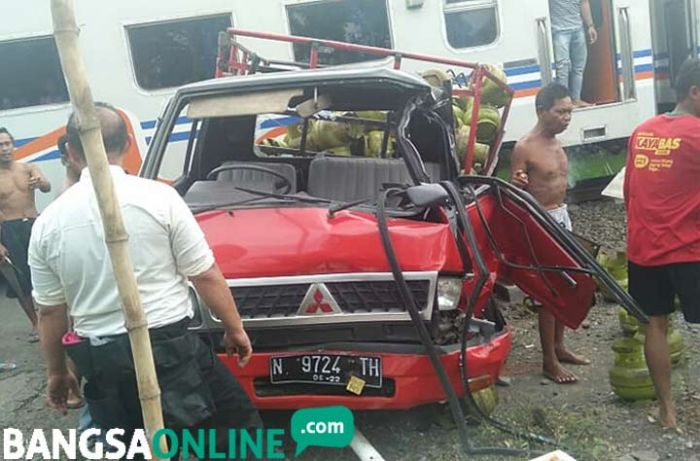 Pick Up Muatan Elpiji Digilas Kereta Api di Pasuruan: Satu Orang Tewas, Dua Luka-luka Pick Up Muatan Elpiji Digilas Kereta Api di Pasuruan: Satu Orang Tewas, Dua Luka-luka