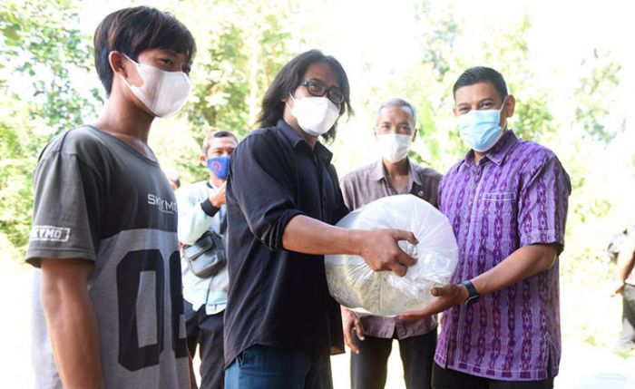 Berikan Bantuan Benih Ikan Koi, Wali Kota Kediri: Beternak Ikan Hias Memiliki Potensi Besar Berikan Bantuan Benih Ikan Koi, Wali Kota Kediri: Beternak Ikan Hias Memiliki Potensi Besar