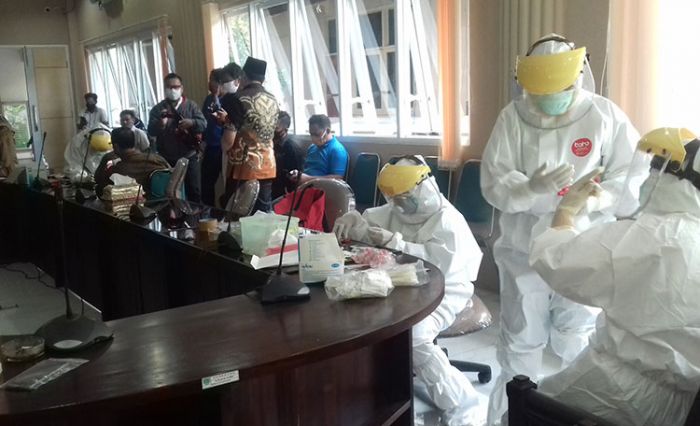 Kantor DPRD Kota Probolinggo Lockdown, 30 Anggota Dilakukan Swab Test Kantor DPRD Kota Probolinggo Lockdown, 30 Anggota Dilakukan Swab Test