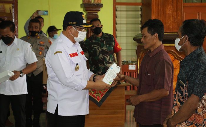 Cegah Penularan PMK, Bupati Tulungagung Beri Disinfektan ke Peternak Sapi di Kecamatan Pagerwojo Cegah Penularan PMK, Bupati Tulungagung Beri Disinfektan ke Peternak Sapi di Kecamatan Pagerwojo