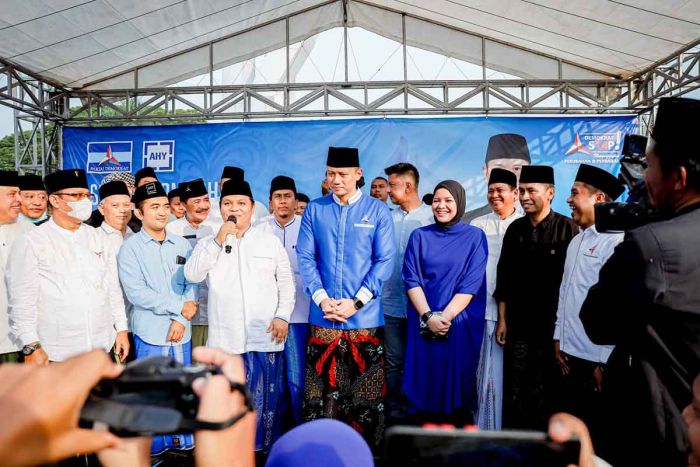 Kunjungi Pamekasan, Ketua Umum Partai Demokrat AHY Disambut Masyarakat dan Musik Khas Madura Kunjungi Pamekasan, Ketua Umum Partai Demokrat AHY Disambut Masyarakat dan Musik Khas Madura