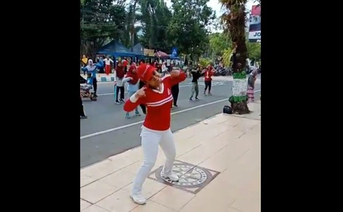 Senam Goyang Dayung Jokowi Meriahkan CFD di Pacitan Senam Goyang Dayung Jokowi Meriahkan CFD di Pacitan