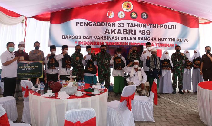 Alumni Akabri 1989 Gelar Vaksinasi dan Bagi-Bagi Paket Sembako di Sumenep