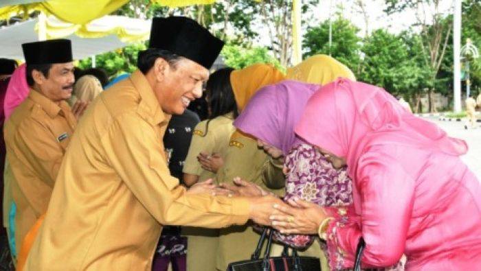 Bupati Gresik Sanksi Tegas PNS Bolos Paska-Libur Lebaran Bupati Gresik Sanksi Tegas PNS Bolos Paska-Libur Lebaran