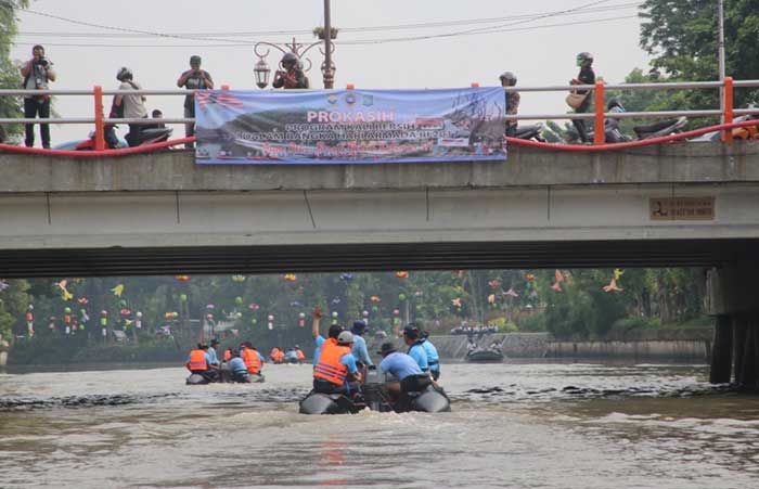 Sambut Hari Armada RI Tahun 2017, Prajurit Koarmatim Bersihkan Kali Mas Sambut Hari Armada RI Tahun 2017, Prajurit Koarmatim Bersihkan Kali Mas