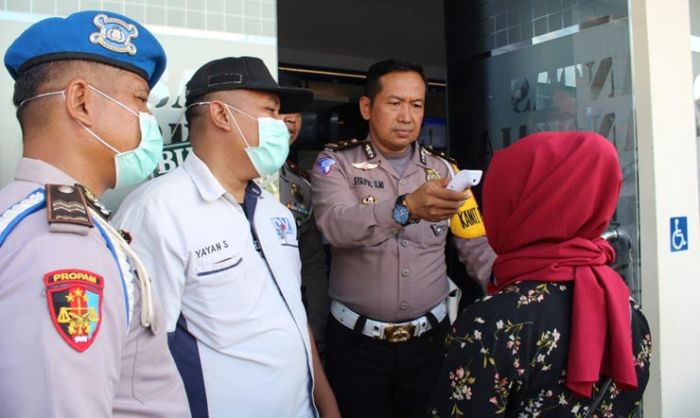 Pelayanan SIM dan STNK Tetap Buka, Pengunjung Wajib Cek Suhu dan Cuci Tangan Pelayanan SIM dan STNK Tetap Buka, Pengunjung Wajib Cek Suhu dan Cuci Tangan