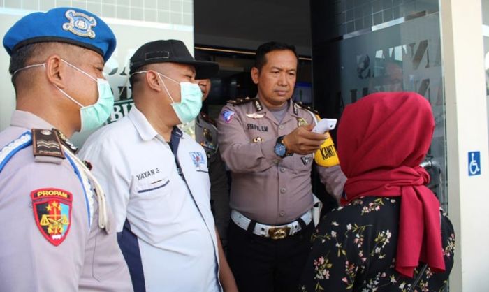 Pelayanan SIM dan STNK Tetap Buka, Pengunjung Wajib Cek Suhu dan Cuci Tangan