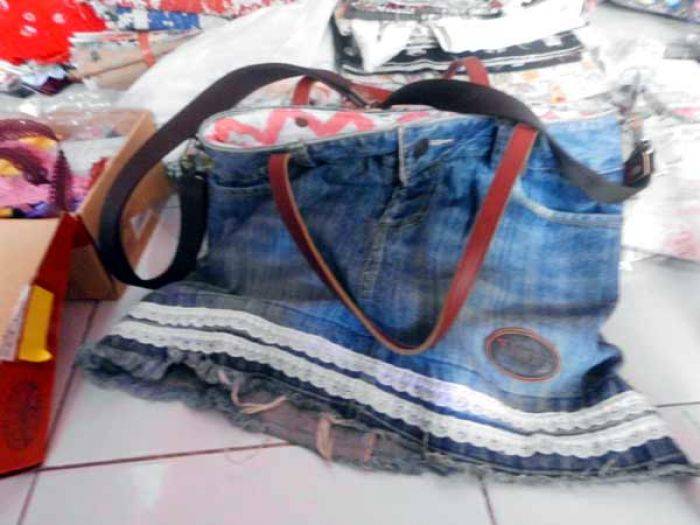 Jeans Bekas dan Karung Goni Disulap Jadi Tas Jeans Bekas dan Karung Goni Disulap Jadi Tas