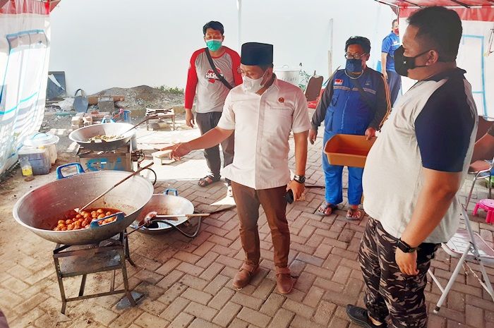 Sidak Dapur Umum, DPRD Sidoarjo Minta Warung Makan di Desa Dilibatkan Layani Warga Isoman Sidak Dapur Umum, DPRD Sidoarjo Minta Warung Makan di Desa Dilibatkan Layani Warga Isoman