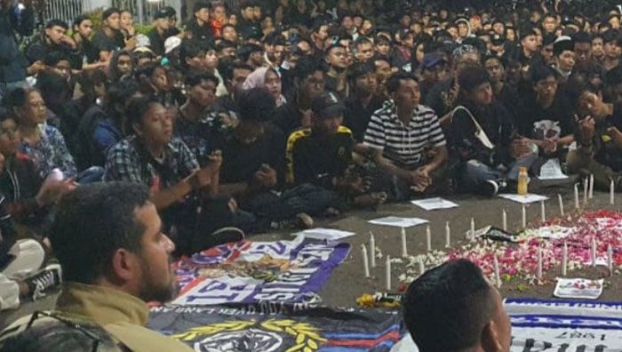 Duka Tragedi Kanjuruhan Malang, Ratusan Suporter Gelar Doa Bersama di Stadion Bayuangga Probolinggo Duka Tragedi Kanjuruhan Malang, Ratusan Suporter Gelar Doa Bersama di Stadion Bayuangga Probolinggo