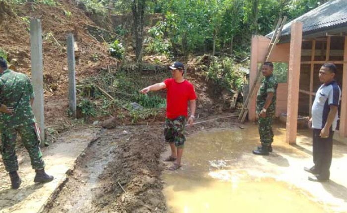 Longsor Meluas, Danramil Sooko Imbau Warga Mengungsi Longsor Meluas, Danramil Sooko Imbau Warga Mengungsi