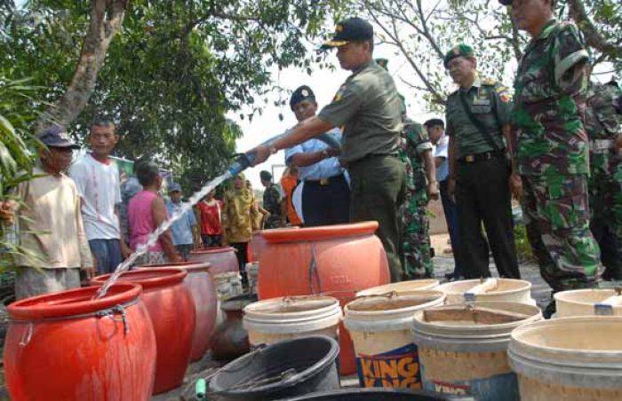 Kodim 0814 Dropping Air Desa Kekeringan di Jombang Kodim 0814 Dropping Air Desa Kekeringan di Jombang