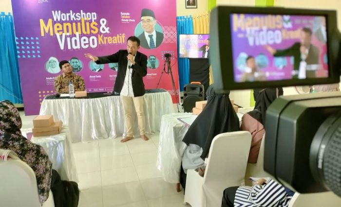 Gelar Workshop Menulis dan Video di SMPIT Pelita, Wartawan Probolinggo Kolaborasi dengan Kemenko PMK