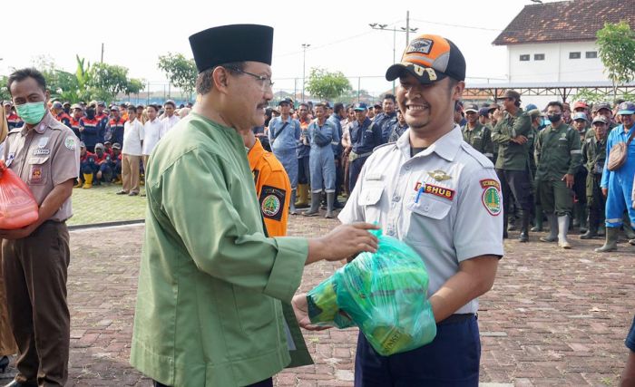 Bagikan Ribuan Sembako pada THL, Gus Ipul: Mari Bantu Sukseskan MTQ Jatim Bagikan Ribuan Sembako pada THL, Gus Ipul: Mari Bantu Sukseskan MTQ Jatim