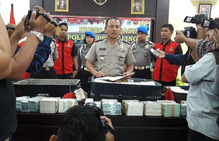Anak Buah Dimas Kanjeng Simpan Upal Rp 31,1 M, Polisi juga Temukan Mata Uang dari Lima Negara Anak Buah Dimas Kanjeng Simpan Upal Rp 31,1 M, Polisi juga Temukan Mata Uang dari Lima Negara