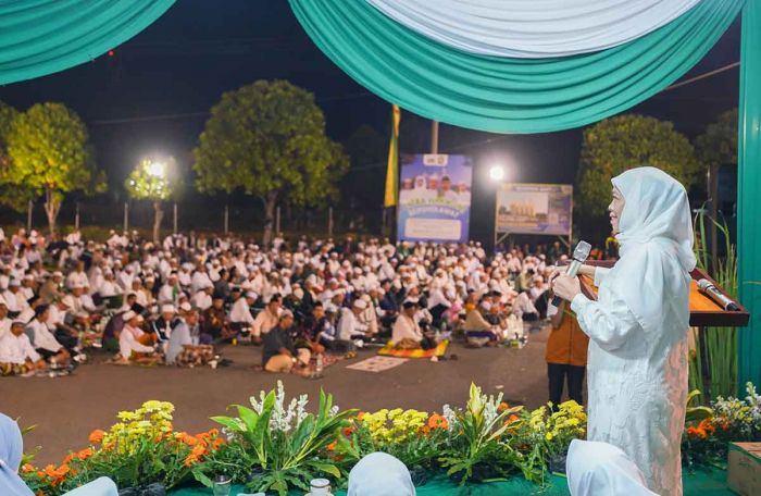 Di Majelis Sidoarjo Bermunajat, Khofifah Didoakan Ulama dan Ribuan Jamaah Kembali Pimpin Jawa Timur Di Majelis Sidoarjo Bermunajat, Khofifah Didoakan Ulama dan Ribuan Jamaah Kembali Pimpin Jawa Timur