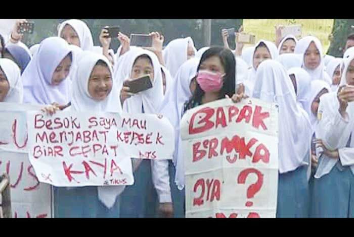 Ratusan Siswa SMAN I Mojosari Demo Minta Kepala Sekolah Dicopot