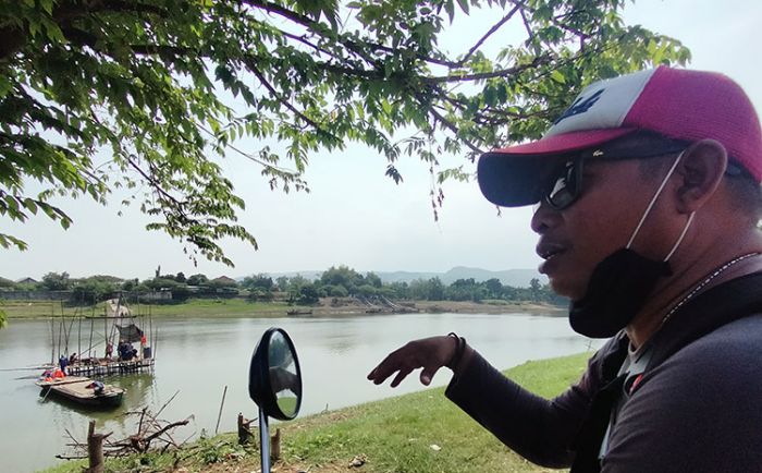 Satpol PP Bojonegoro Tegaskan Akan Tindak Tegas Penambang Pasir di Dekat Jembatan Ka-Re Satpol PP Bojonegoro Tegaskan Akan Tindak Tegas Penambang Pasir di Dekat Jembatan Ka-Re