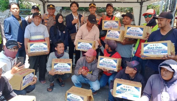 Kapolres Pasuruan dan Jajaran Bagikan 600 Paket Sembako Kapolres Pasuruan dan Jajaran Bagikan 600 Paket Sembako