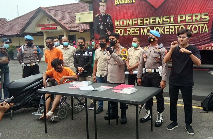 Nekat Lucuti Pakaian Sepasang ABG, Ayah dan Anak Warga Sidoarjo Diringkus Polres Mojokerto Kota Nekat Lucuti Pakaian Sepasang ABG, Ayah dan Anak Warga Sidoarjo Diringkus Polres Mojokerto Kota
