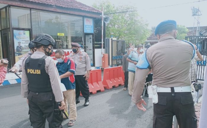 Polres Ngawi Perketat Penjagaan Pintu Keluar Masuk Polres Ngawi Perketat Penjagaan Pintu Keluar Masuk