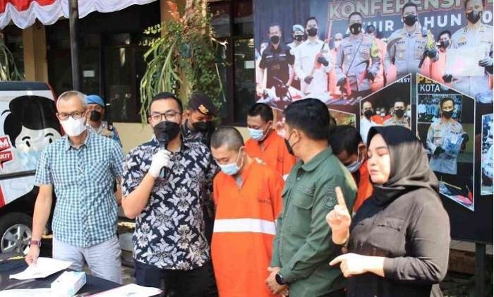Polresta Malang Tangkap Pelaku Penipuan Modus Gendam saat Akan Jual Hasil Penipuan Polresta Malang Tangkap Pelaku Penipuan Modus Gendam saat Akan Jual Hasil Penipuan