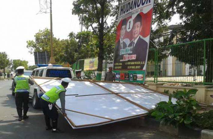 APK Milik KPU Tuban Ambruk Timpa Mobil Provos, Diduga karena Pemasangannya Asal-asalan APK Milik KPU Tuban Ambruk Timpa Mobil Provos, Diduga karena Pemasangannya Asal-asalan