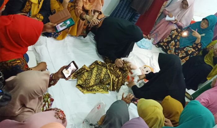 Ibu-ibu di Tuban Dapat Pelatihan Tata Cara Merawat Jenazah 