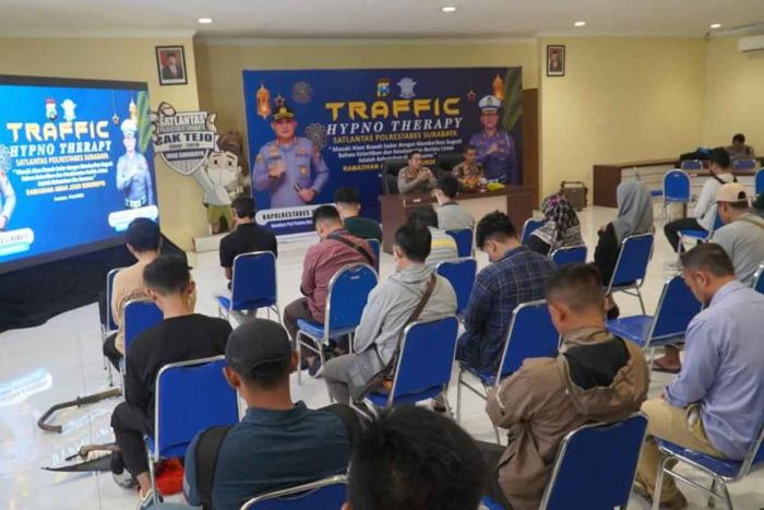 Tingginya Pelanggar Lalu Lintas, Polrestabes Surabaya Ciptakan Traffic Hypnotherapy Tingginya Pelanggar Lalu Lintas, Polrestabes Surabaya Ciptakan Traffic Hypnotherapy