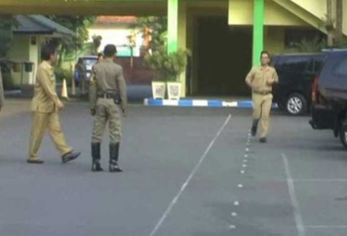Apel Hari Pertama Masuk Kerja Pasca Liburan, Puluhan ASN Pemkab Jombang Terlambat Apel Hari Pertama Masuk Kerja Pasca Liburan, Puluhan ASN Pemkab Jombang Terlambat