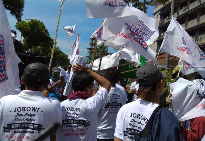 Relawan Jokowi Demo Bawa Keranda Jenazah di Kantor PJB Relawan Jokowi Demo Bawa Keranda Jenazah di Kantor PJB