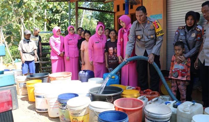 Kapolres Pacitan Kirimkan Bantun Air Bersih ke Sejumlah Desa Rawan Kekeringan Kapolres Pacitan Kirimkan Bantun Air Bersih ke Sejumlah Desa Rawan Kekeringan